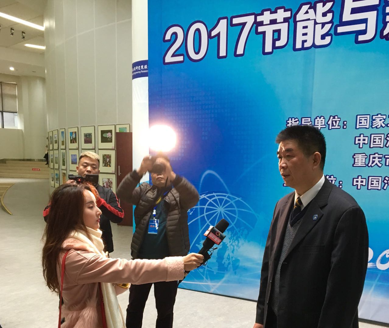 中国汽研董事长李开国接受媒体采访 蓝皮书绘就产业发展蓝图 本次峰会最重要的一项成果输出,是中国汽研发布由其组织编撰的《中国节能汽车发展报告(2016-2017)》即2017年《中国节能汽车蓝皮书》。该书以中国节能汽车发展回顾与展望为开篇,包括总报告、市场应用篇、政策法规篇、产品技术篇、用户需求篇、专题研究篇、借鉴发展篇及附录等章节,较为全面地论述了近20年来中国节能汽车产业的发展历程,对我国未来发展替代燃料汽车、混合动力汽车、传统乘用车及商用车等领域的节能技术应用进行了展望。